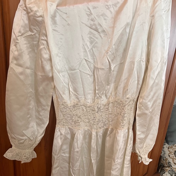 Gorgeous hand stitched 1900’s silk lace dressing gown. - Picture 3 of 8